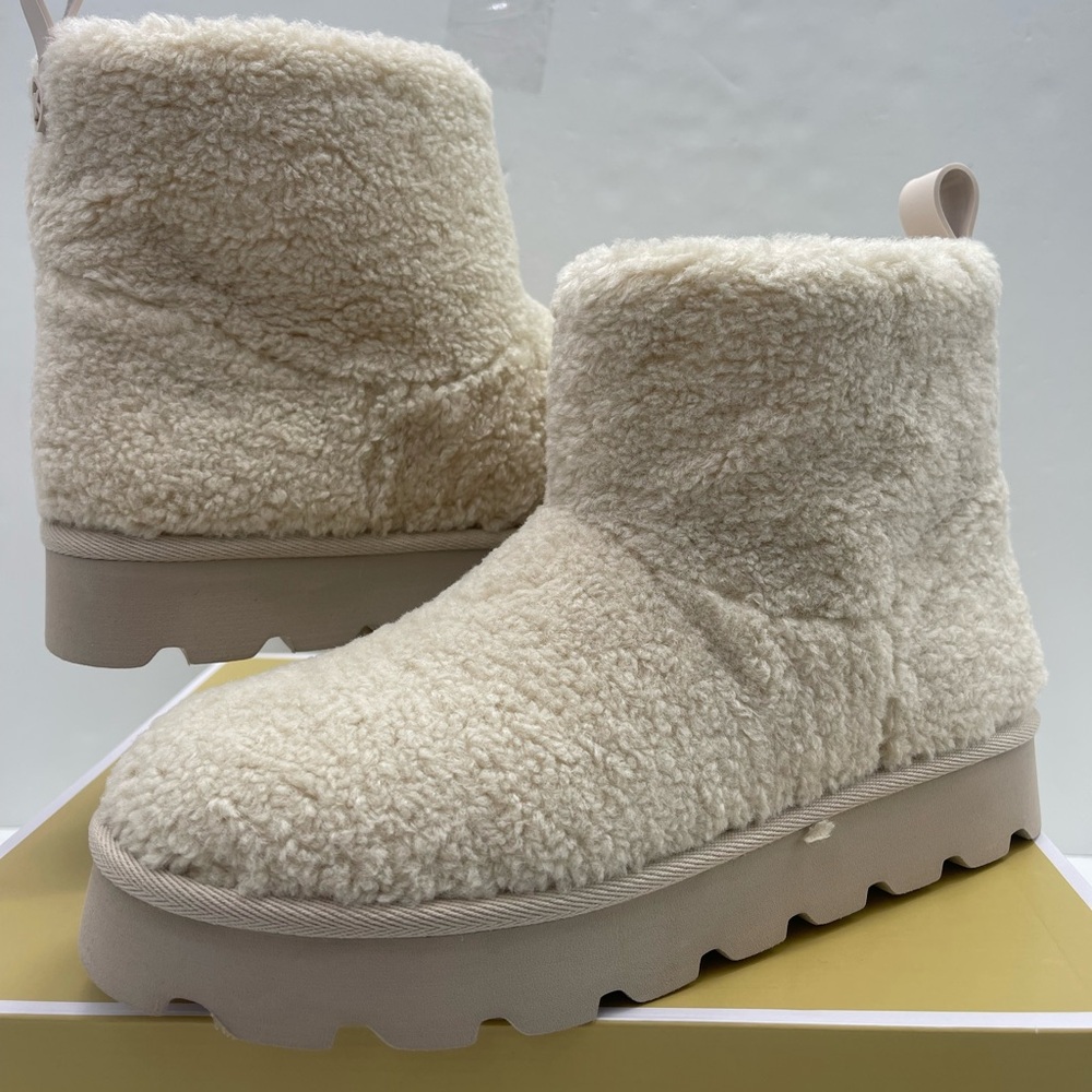 Michael Kors WINNIE BOOTIE W10
FAUX CURLY SHEARLING
49F5WNFE5D Natural 
Sherpa - Picture 9 of 16